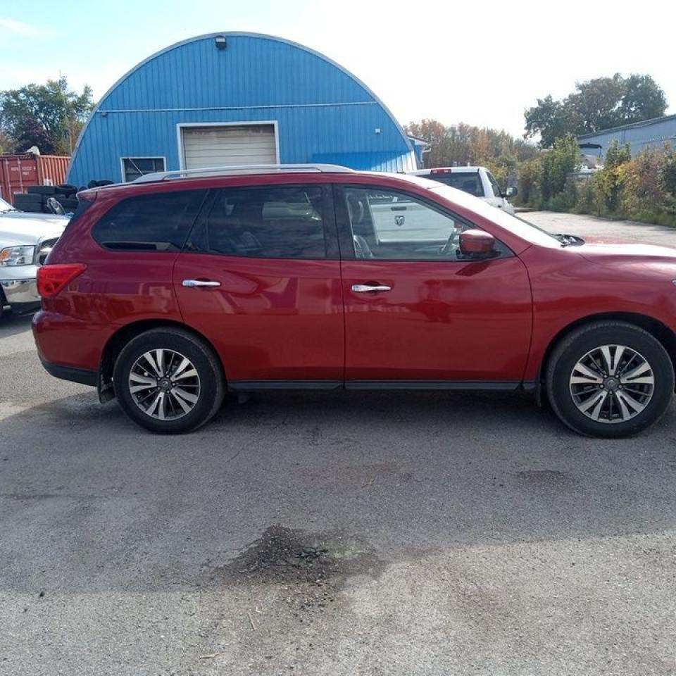 2017 Nissan Pathfinder SL Photo3