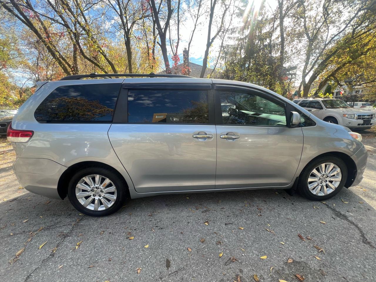 2011 Toyota Sienna LIMITED - Photo #6