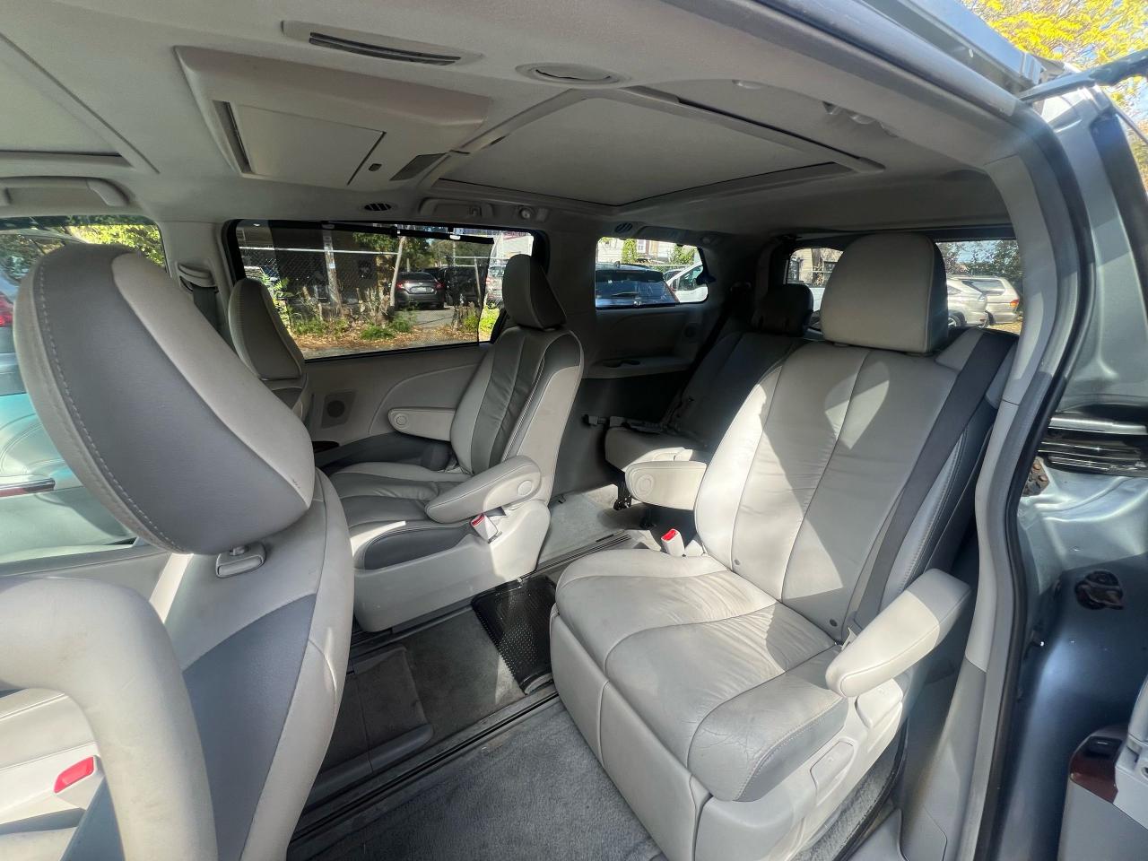 2011 Toyota Sienna LIMITED - Photo #11