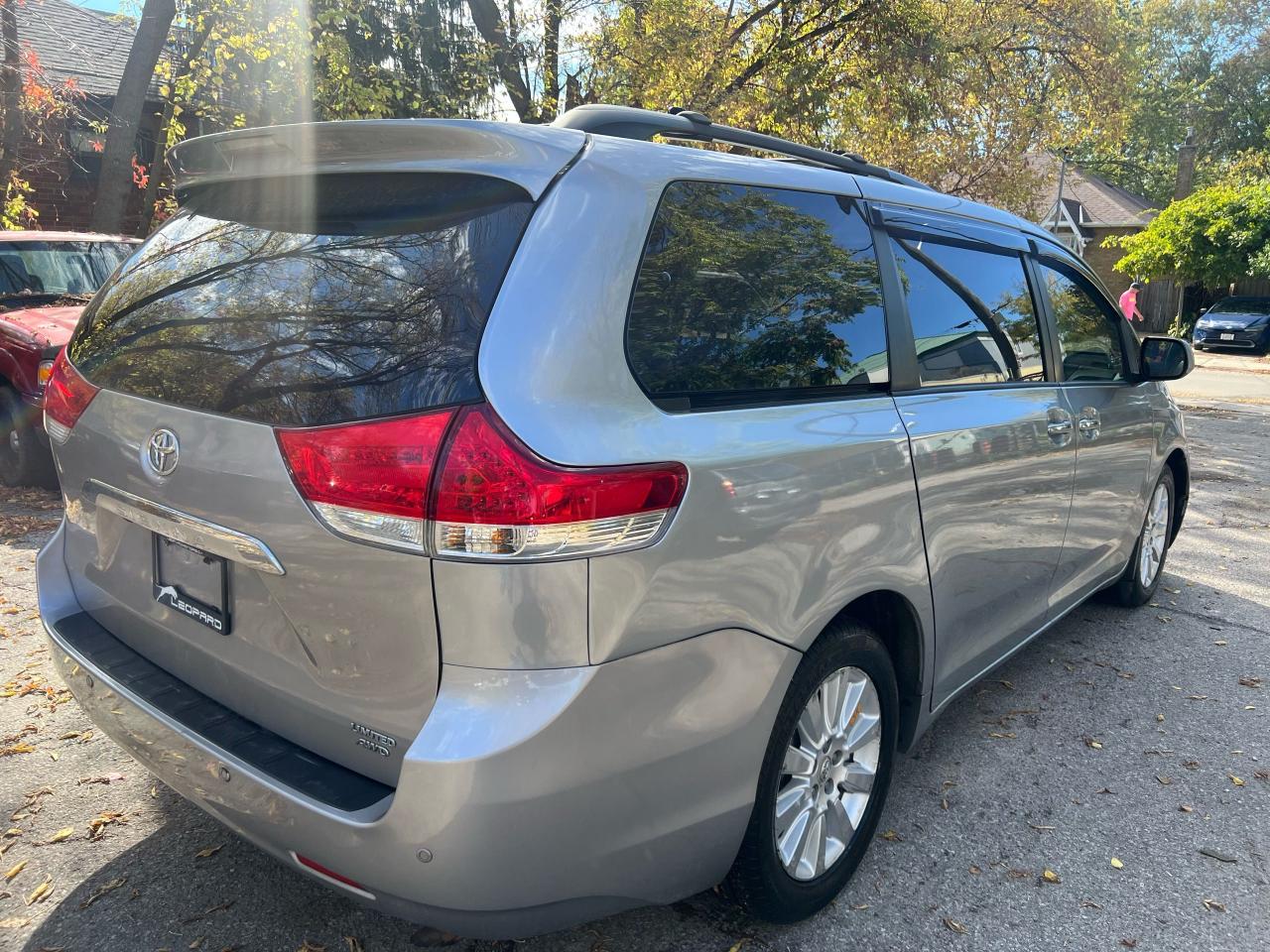 2011 Toyota Sienna LIMITED - Photo #5