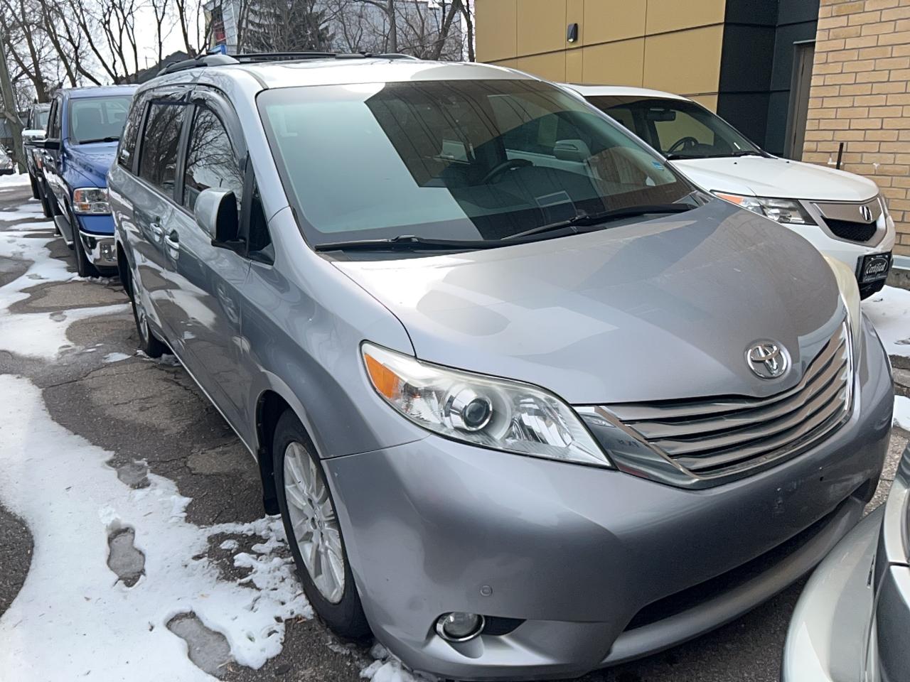 2011 Toyota Sienna LIMITED Photo
