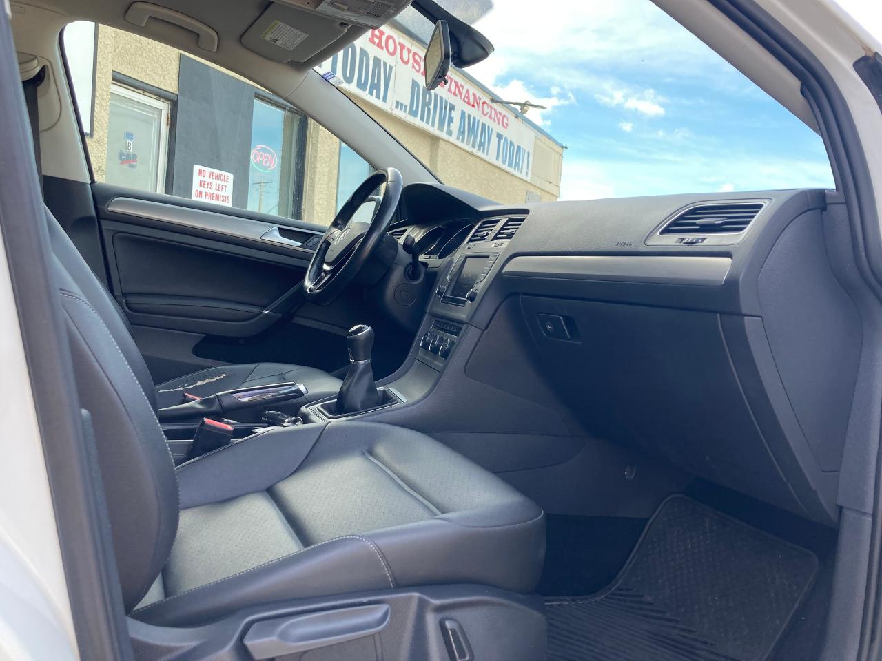 2016 Volkswagen Golf S - Photo #11