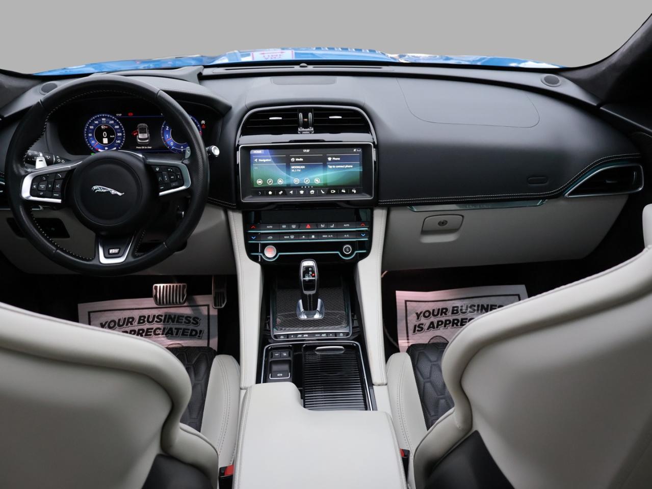 2020 Jaguar F-PACE V8 SVR AWD CERTIFIED *ACCIDENT FREE*JAGUAR MAINTAIN* CAMERA NAV BLUETOOTH LEATHER HEATED SEATS PANO ROOF CRUISE ALLOYS - Photo #10