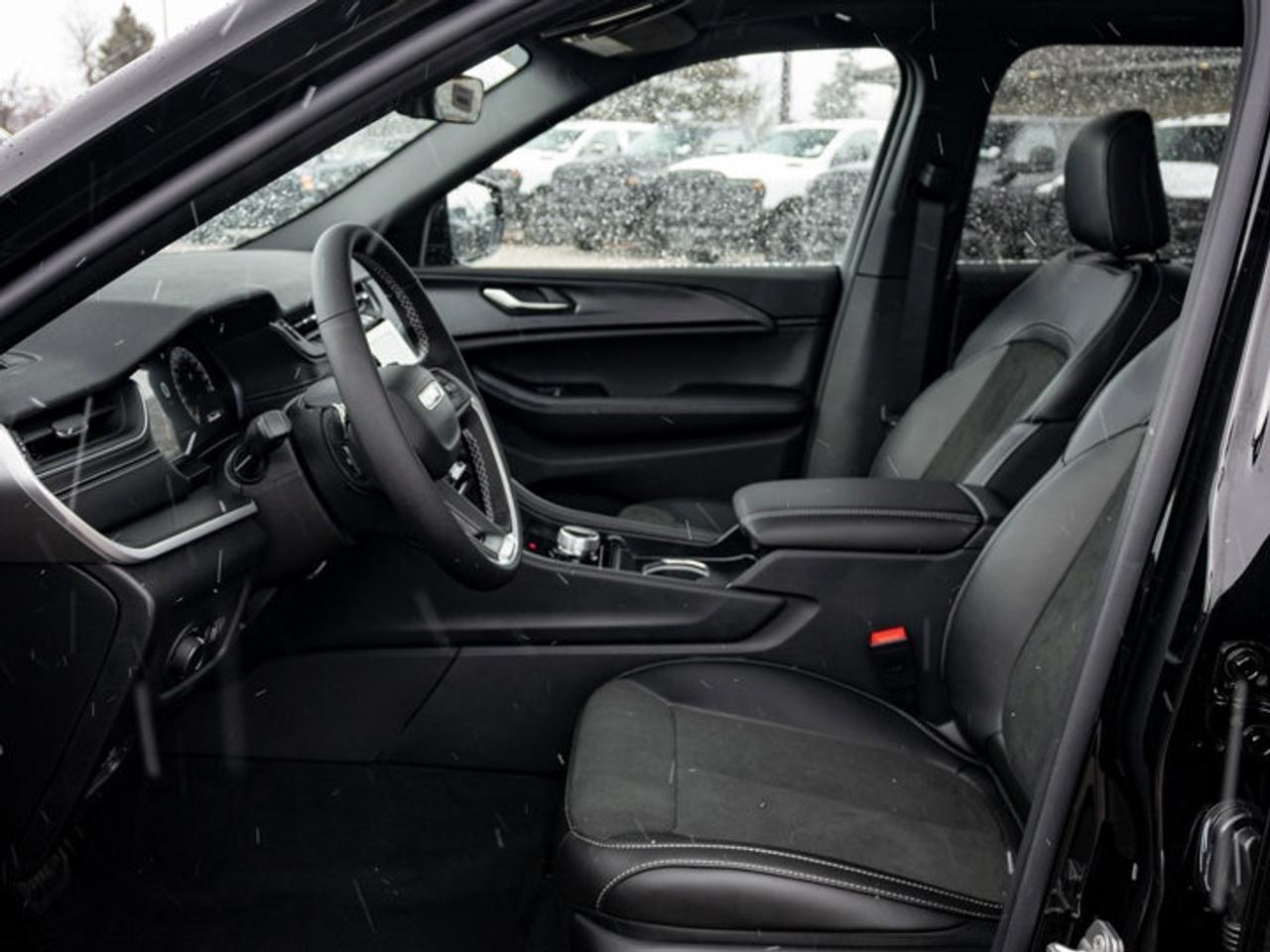 2025 Jeep Grand Cherokee Altitude Photo