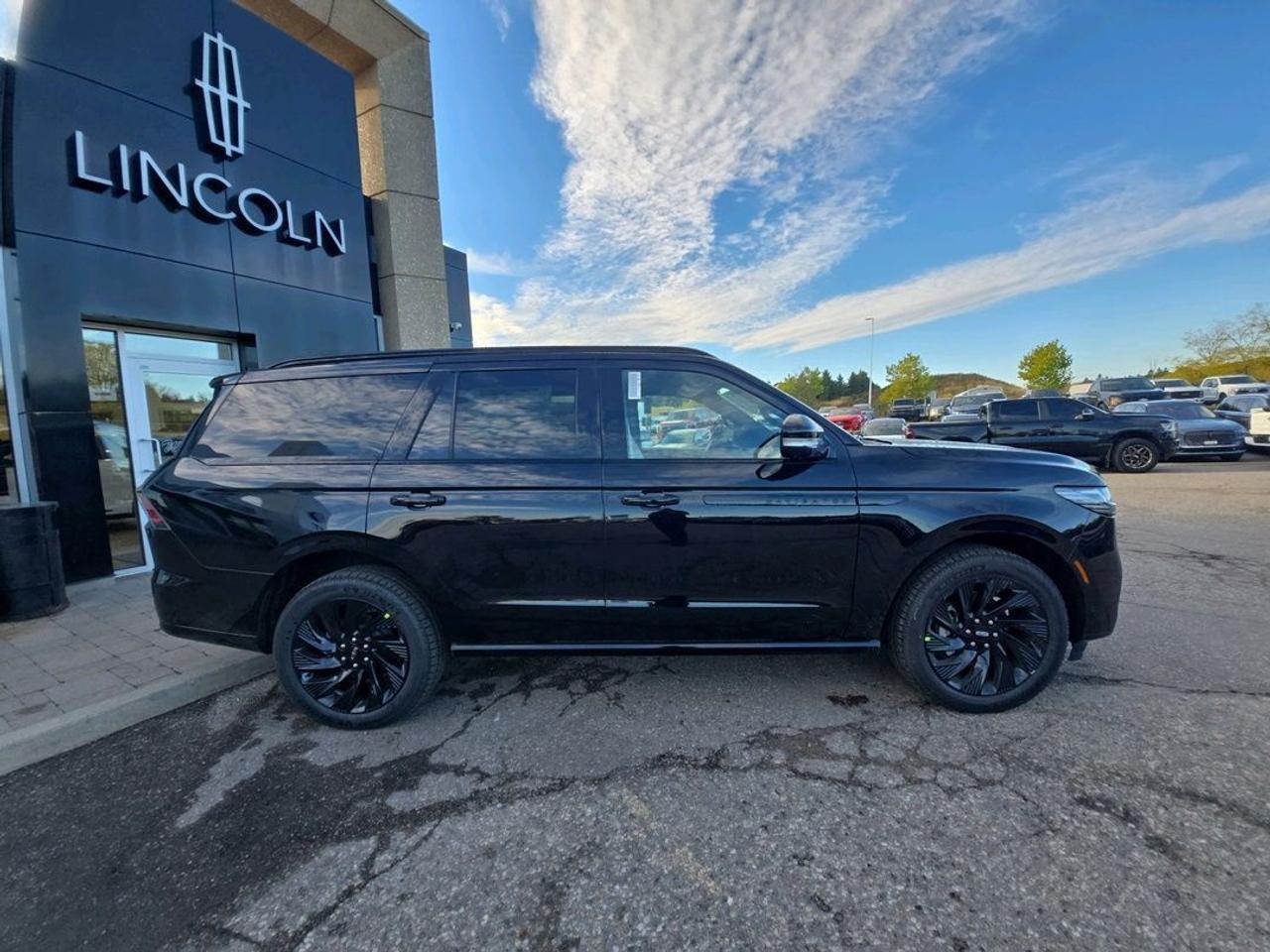 2025 Lincoln Navigator Reserve, Vista Roof, Power Running Boards Photo2