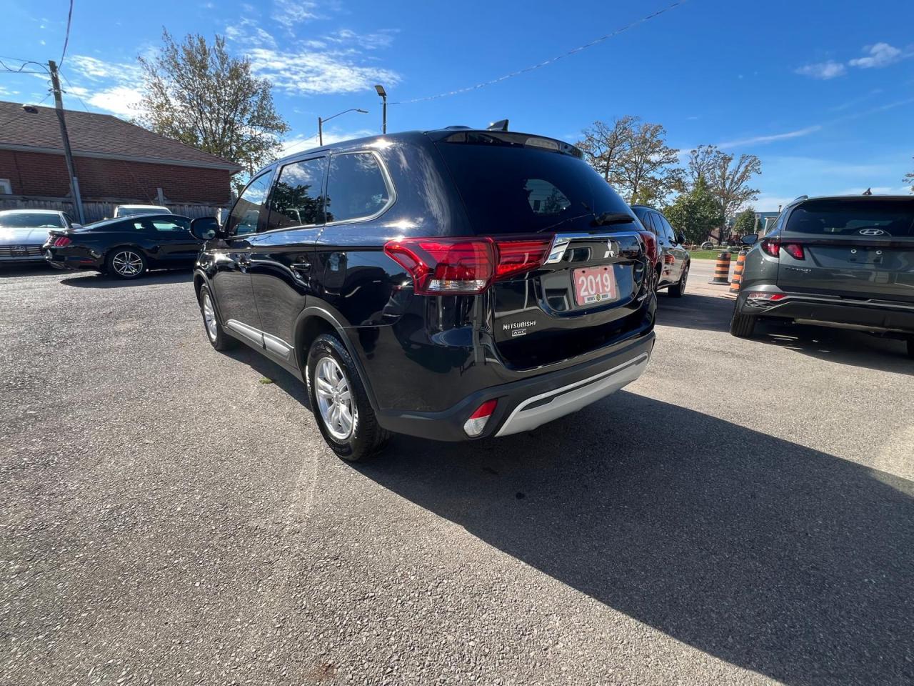 2019 Mitsubishi Outlander ES AWC Photo2