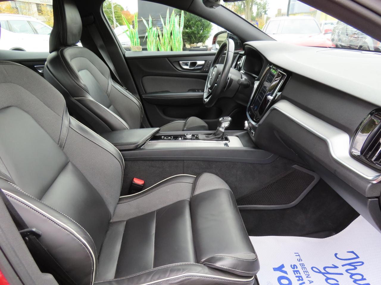 2019 Volvo S60 T6 AWD R-DESIGN - NAVI - LEATHER - SUNROOF !!! Photo