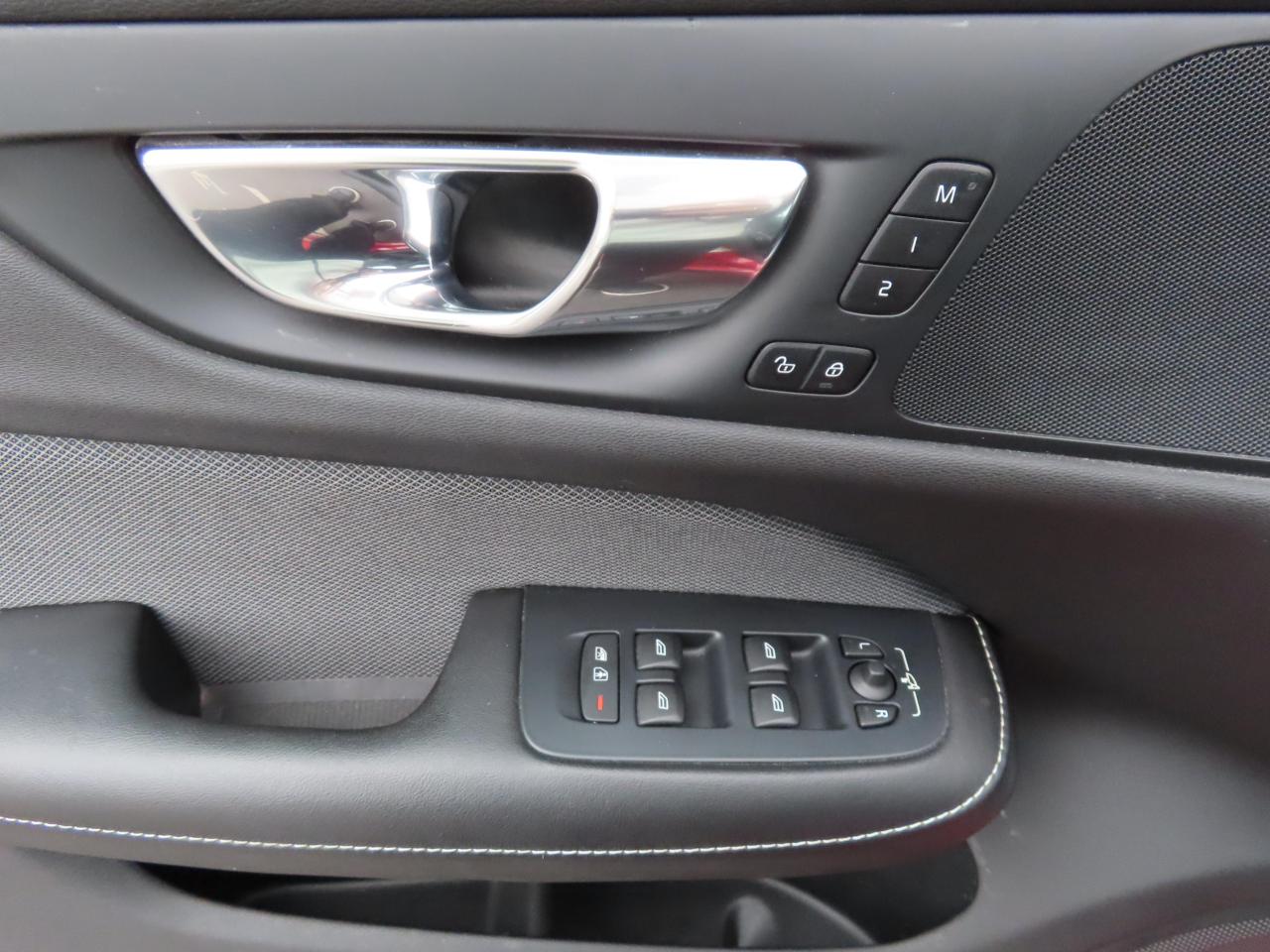 2019 Volvo S60 T6 AWD R-DESIGN - NAVI - LEATHER - SUNROOF !!! Photo