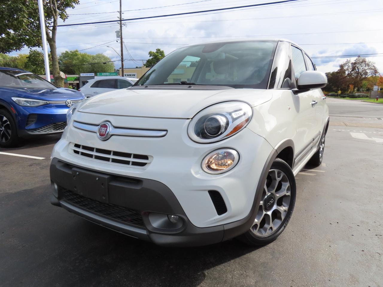 2014 Fiat 500 L Trekking - Panoramic Roof - Heated Seats !!! Photo