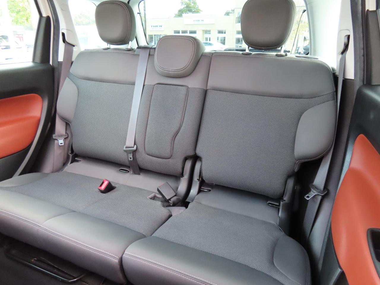 2014 Fiat 500 L Trekking - Panoramic Roof - Heated Seats !!! Photo