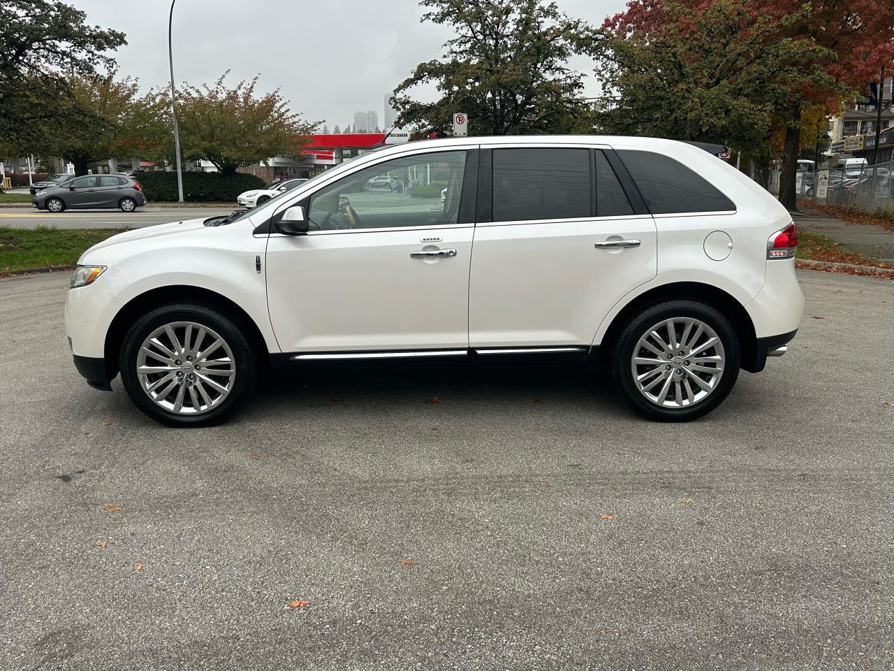 2011 Lincoln MKX  - Photo #2