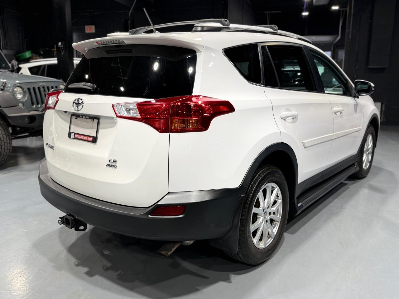 2014 Toyota RAV4 AWD 4dr LE Photo4