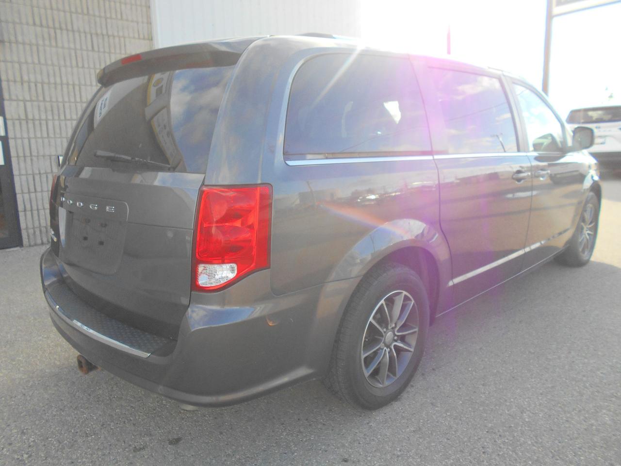 2020 Dodge Grand Caravan PREMIUM PLUS Photo2
