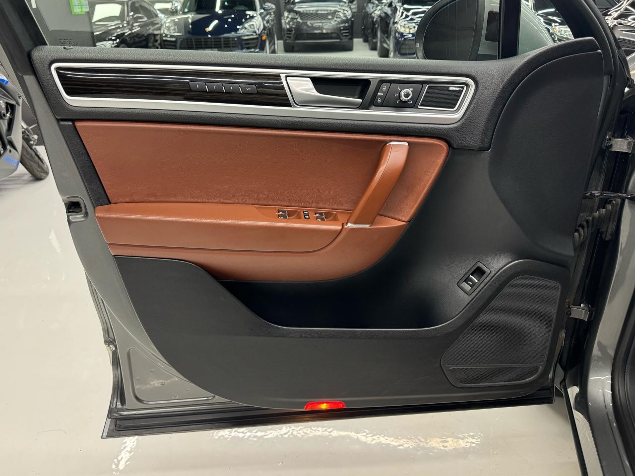 2016 Volkswagen Touareg TDI|HIGHLINE|NAV|360CAM|BSM|LKA|DYNAUDIO|1OWNER| - Photo #6