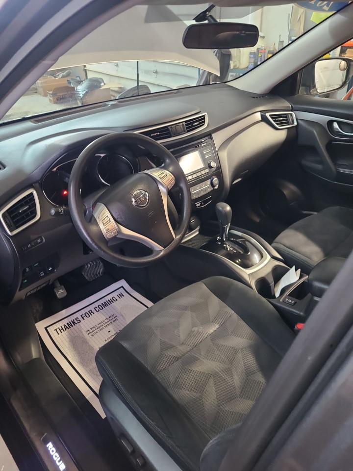 2016 Nissan Rogue SV - Photo #5