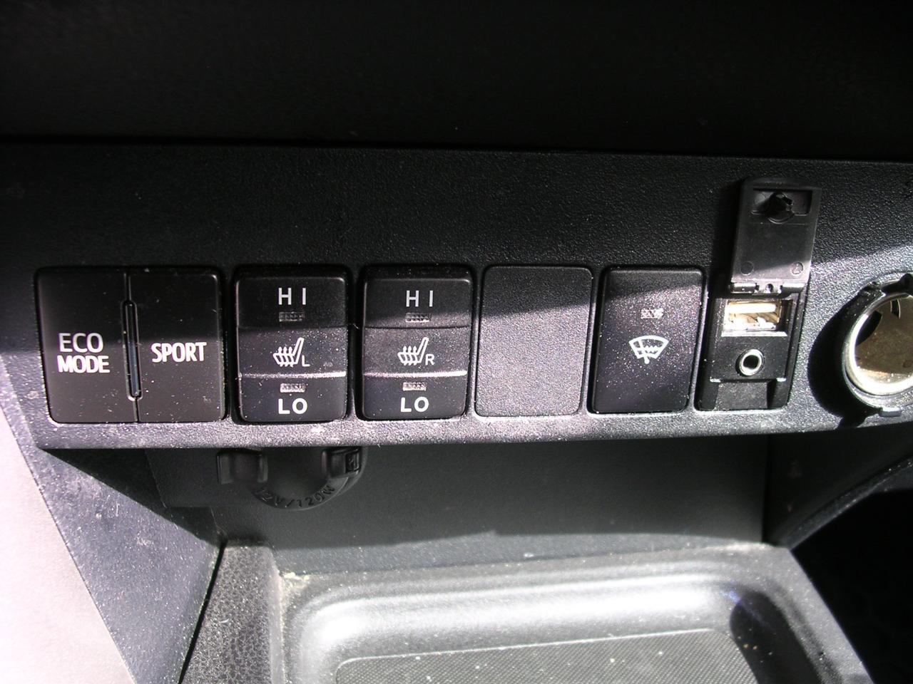 2018 Toyota RAV4 AWD LE - Photo #13