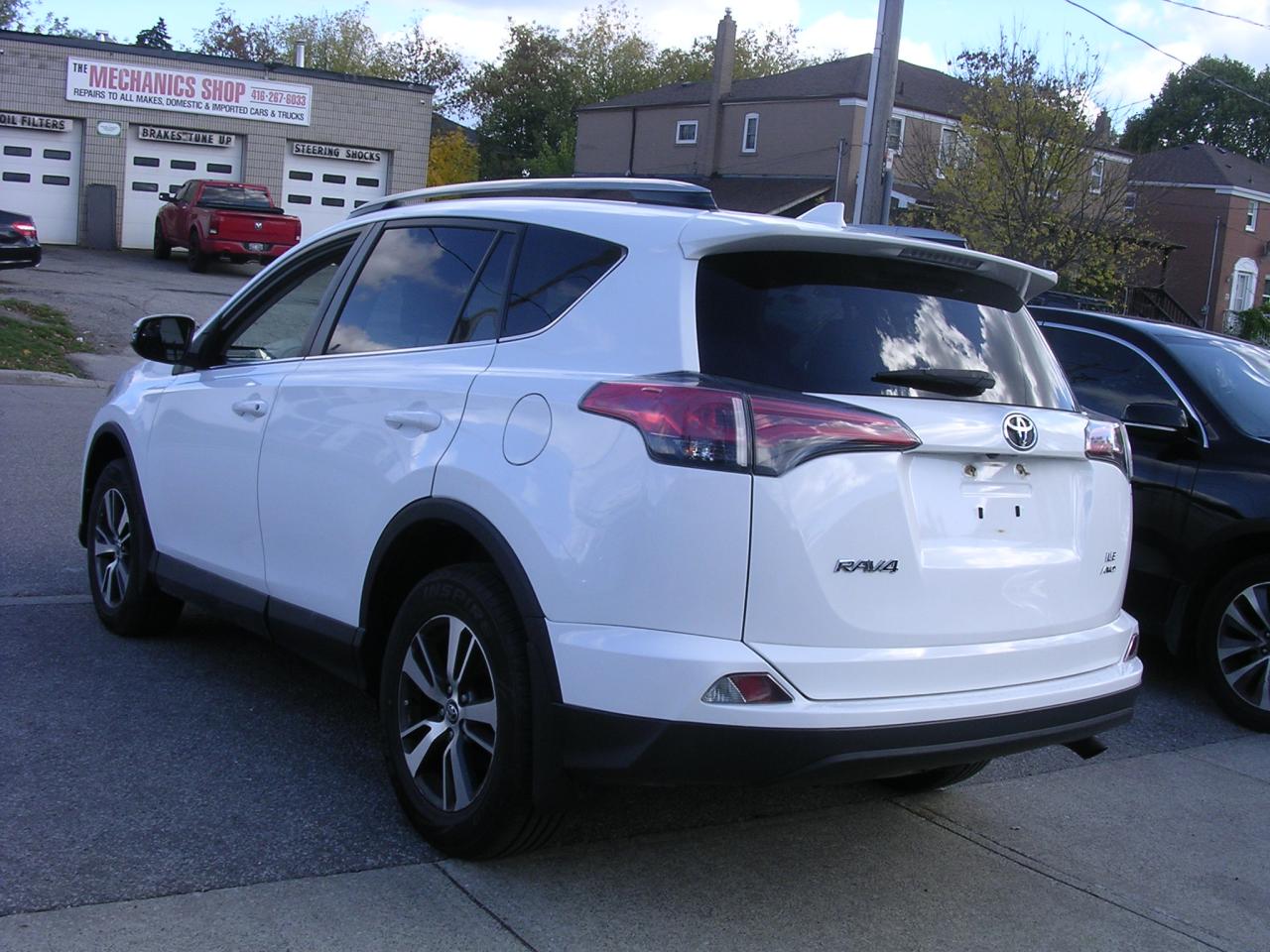 2018 Toyota RAV4 AWD LE - Photo #4