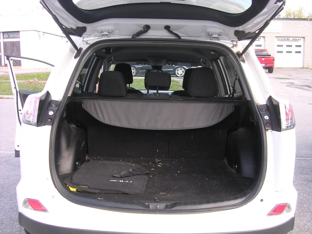 2018 Toyota RAV4 AWD LE - Photo #9