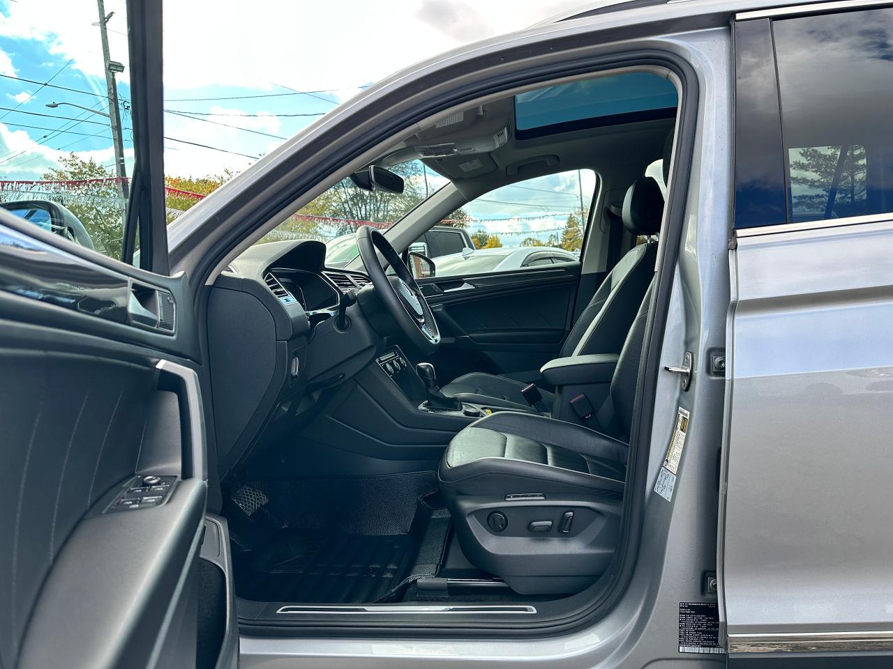 2020 Volkswagen Tiguan Highline-AWD HTD LTHR PanoRoof CarPlay Parking-Cam Photo