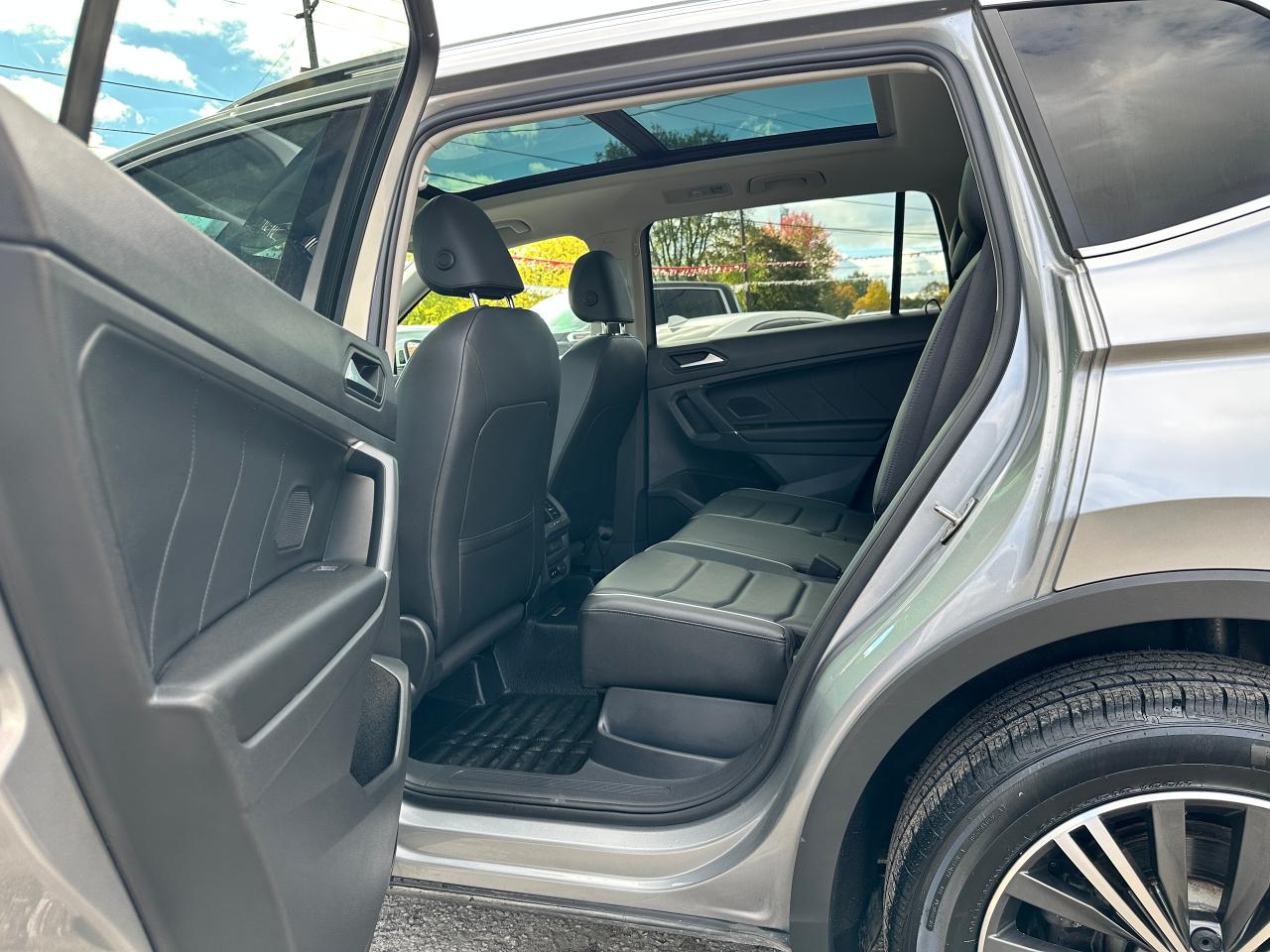 2020 Volkswagen Tiguan Highline-AWD HTD LTHR PanoRoof CarPlay Parking-Cam Photo