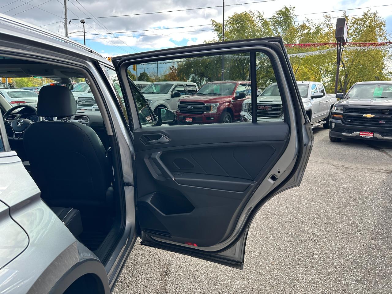 2020 Volkswagen Tiguan Highline-AWD HTD LTHR PanoRoof CarPlay Parking-Cam Photo