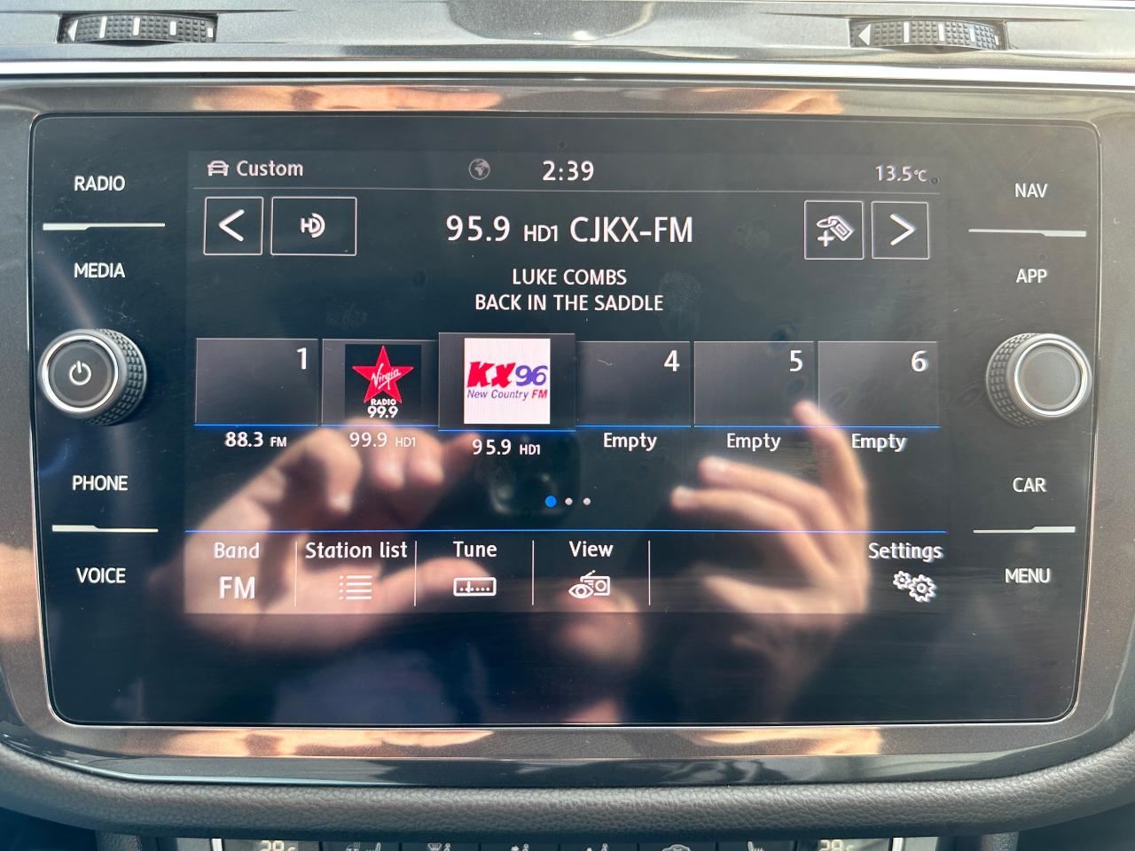 2020 Volkswagen Tiguan Highline-AWD HTD LTHR PanoRoof CarPlay Parking-Cam Photo