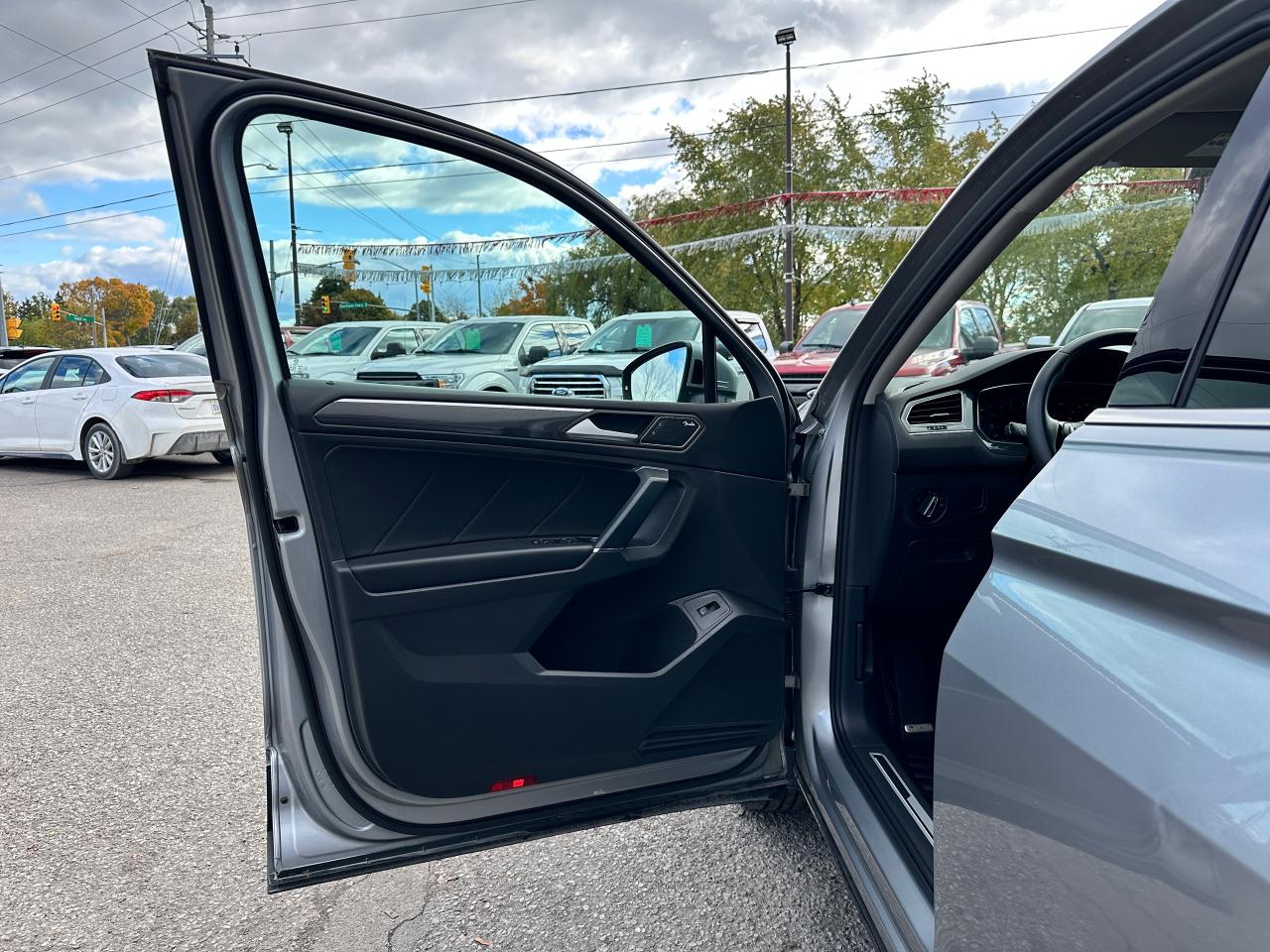 2020 Volkswagen Tiguan Highline-AWD HTD LTHR PanoRoof CarPlay Parking-Cam Photo