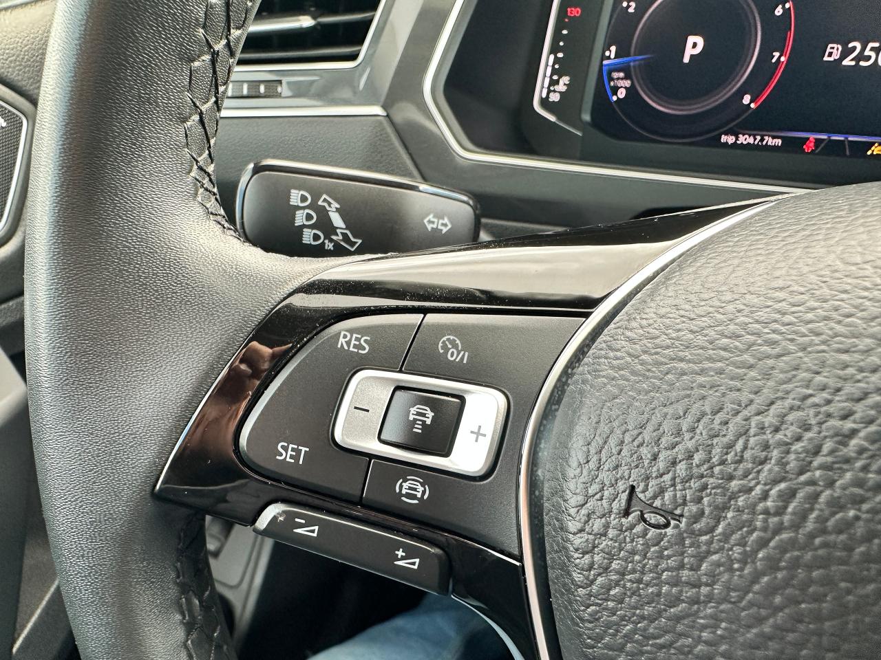 2020 Volkswagen Tiguan Highline-AWD HTD LTHR PanoRoof CarPlay Parking-Cam Photo