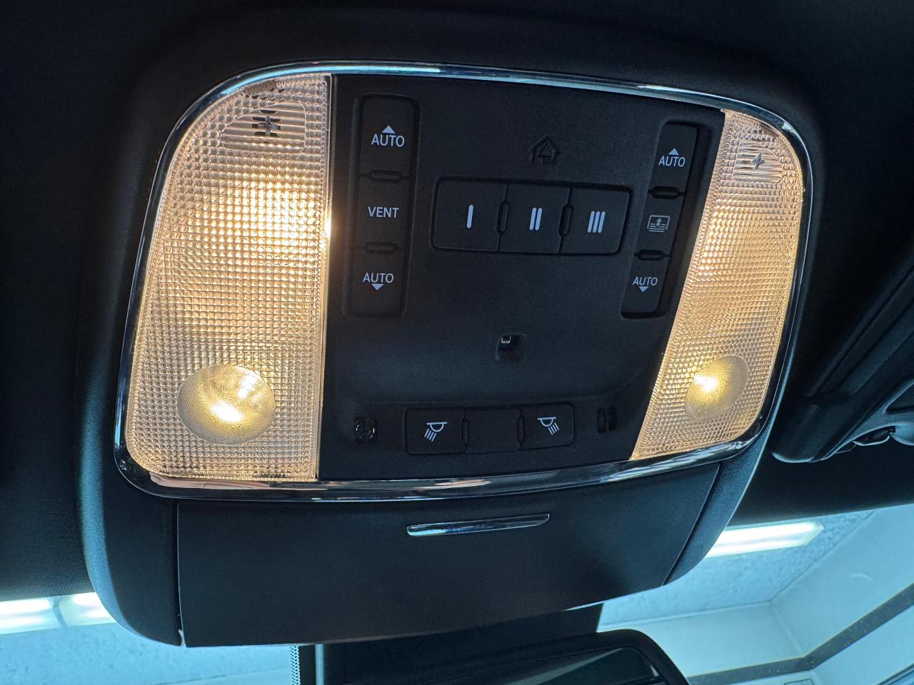 2023 Chrysler 300 300S RWD+Adaptive Cruise+Roof+LIKE NEW Photo