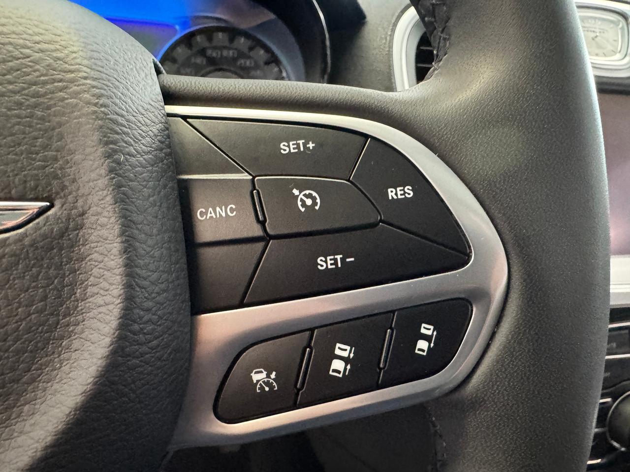 2023 Chrysler 300 300 Touring L AWD+ONE OWNER+CLEAN CARFAX Photo