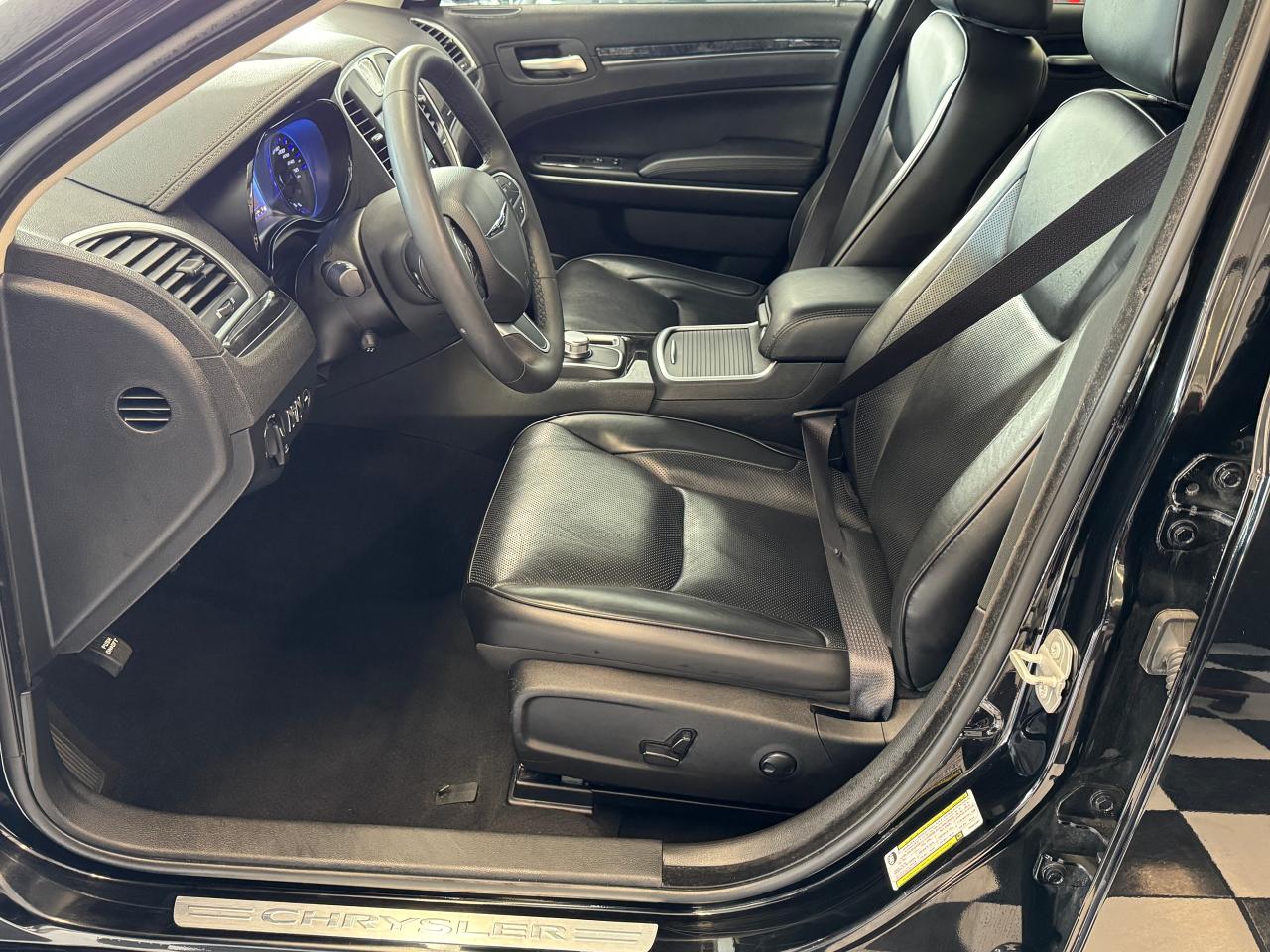 2023 Chrysler 300 300 Touring L AWD+ONE OWNER+CLEAN CARFAX Photo
