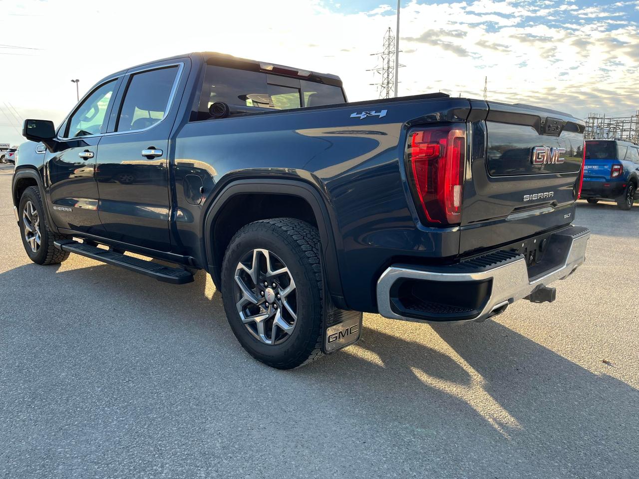 2022 GMC Sierra 1500 SLT 4WD Crew Cab 147 Photo5