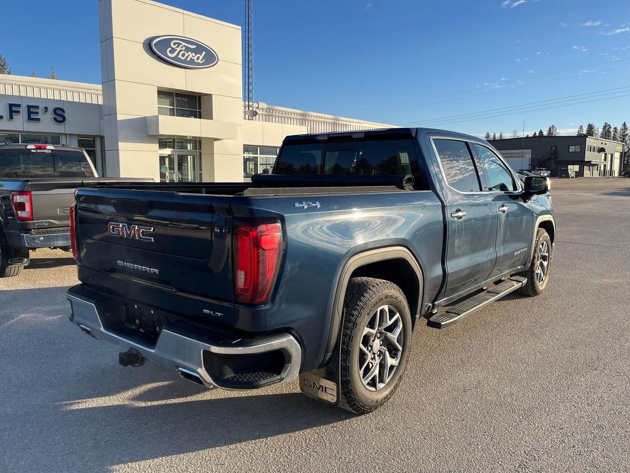 2022 GMC Sierra 1500 SLT 4WD Crew Cab 147 Photo