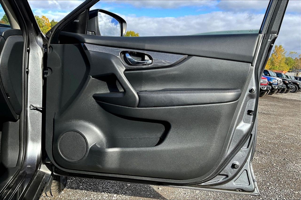 2017 Nissan Rogue S | Heated Seats | Remote Start | FWD Photo