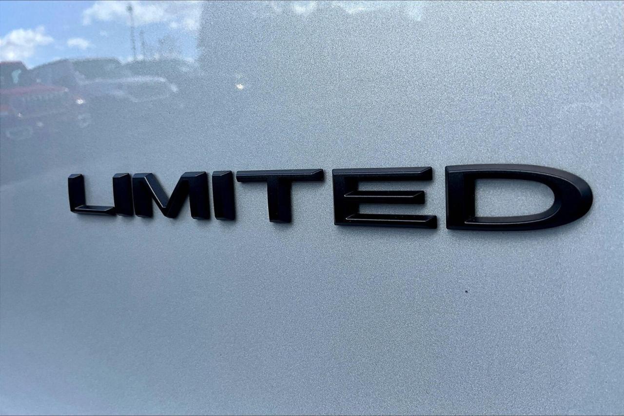 2024 Chrysler Pacifica Limited S App | TheatreGroup | SafetySphere | FWD Photo