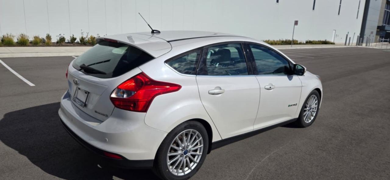 2012 Ford Focus Base 4dr Hatchback Automatic Photo4