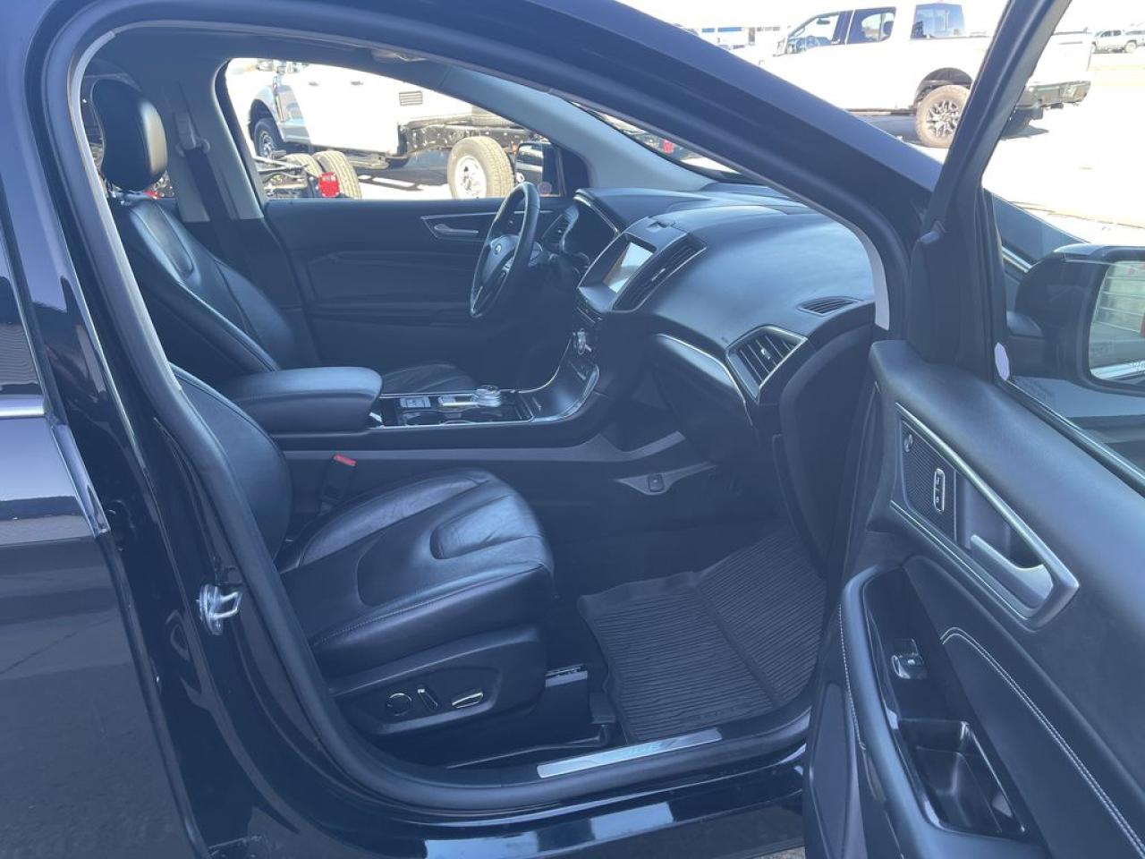 2019 Ford Edge Titanium Photo5