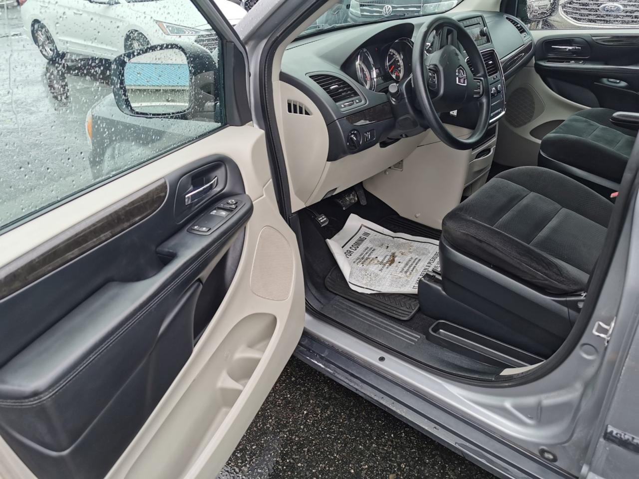 2016 Dodge Grand Caravan SE - Photo #10