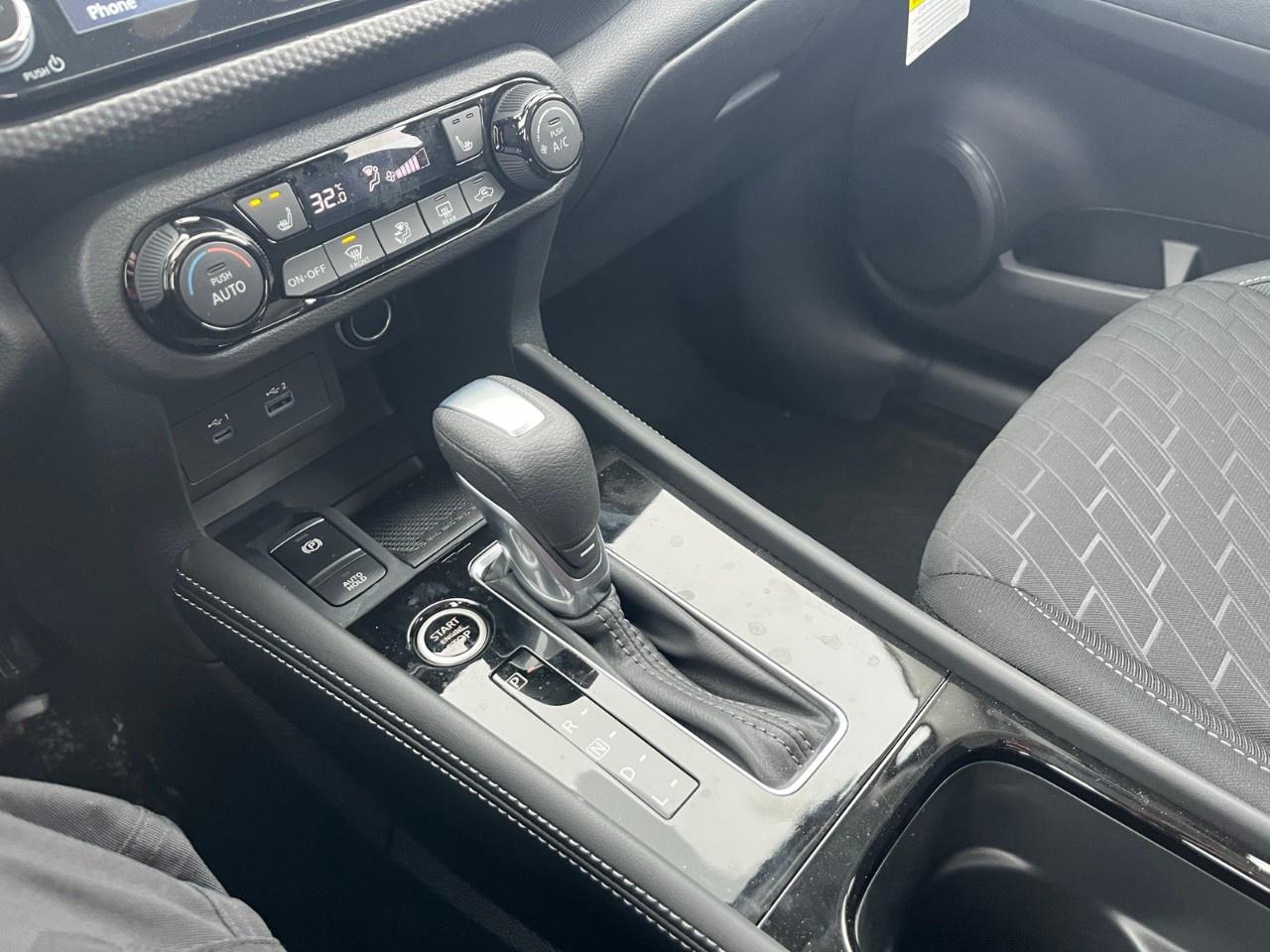 2025 Nissan Kicks Play SV FWD Photo