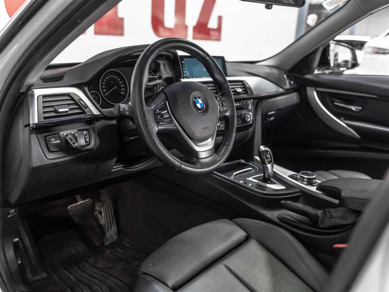 2017 BMW 320i 320i xDrive|NAVI|SUNROOF|ACCIDENT FREE Photo