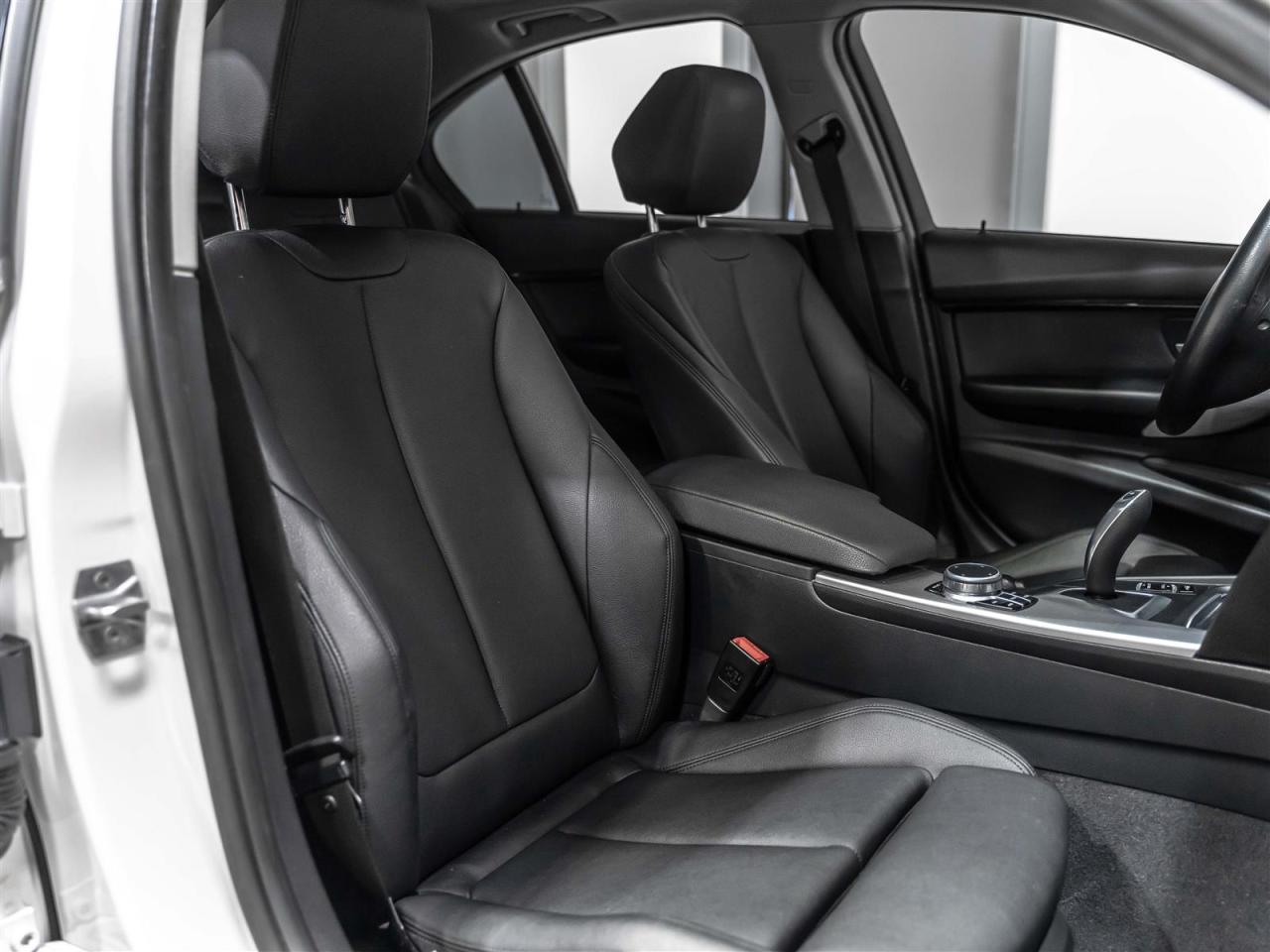 2017 BMW 320i 320i xDrive|NAVI|SUNROOF|ACCIDENT FREE Photo