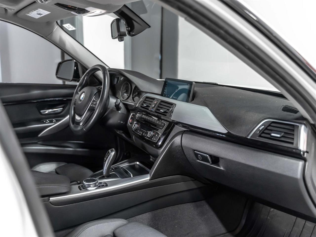 2017 BMW 320i 320i xDrive|NAVI|SUNROOF|ACCIDENT FREE Photo