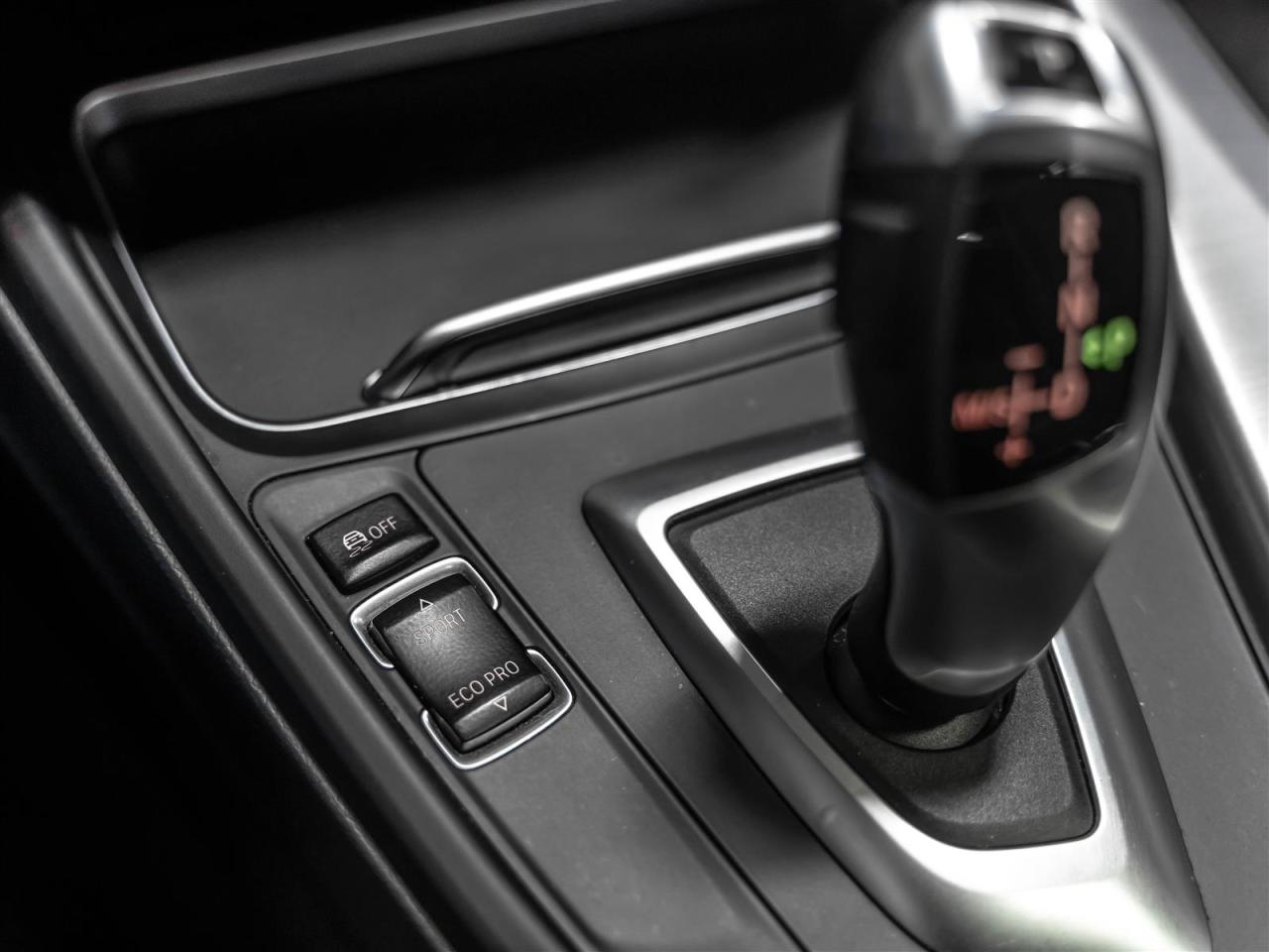 2017 BMW 320i 320i xDrive|NAVI|SUNROOF|ACCIDENT FREE Photo