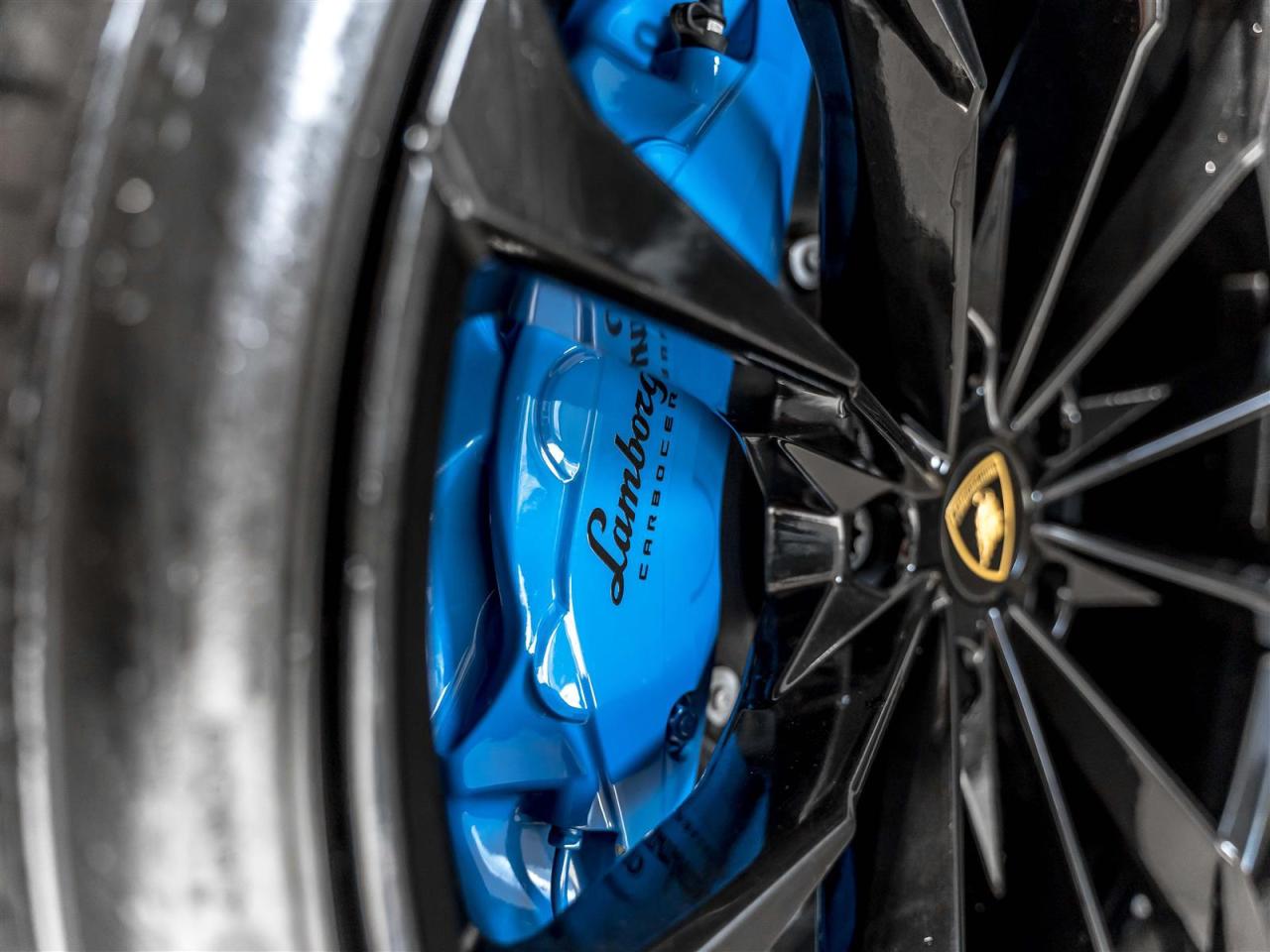 2022 Lamborghini Urus CARBON INTERIOR|23INCH|B&O 3D|PARK ASSIST|LOADED Photo