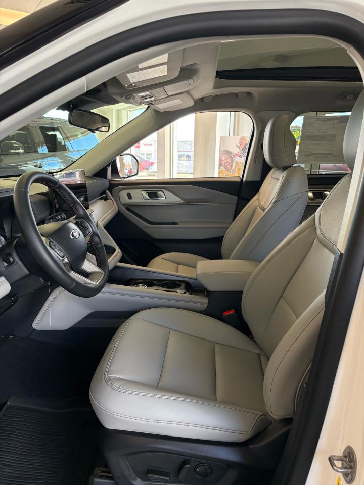 2026 Ford Explorer Active Photo5