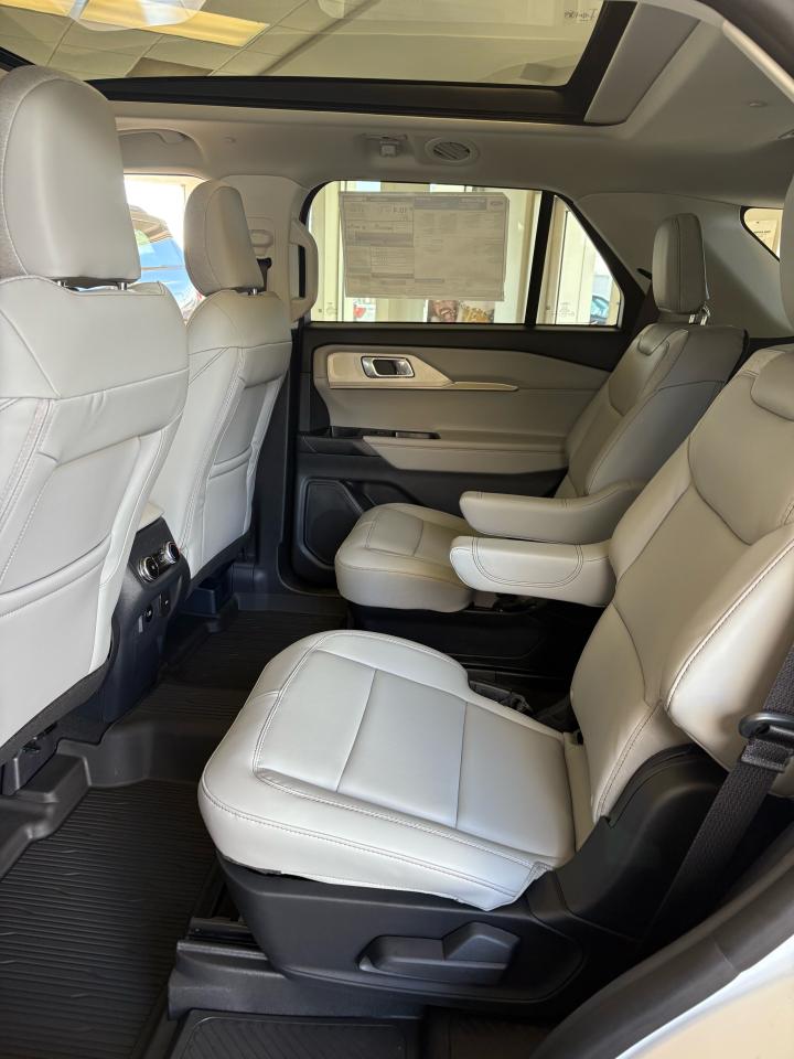 2026 Ford Explorer Active Photo5