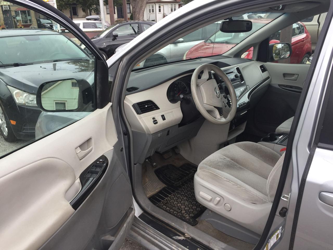 2014 Toyota Sienna 5DR LE 8-PASS FWD - Photo #2
