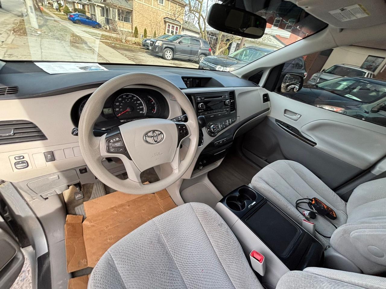 2014 Toyota Sienna 5DR LE 8-PASS FWD Photo2