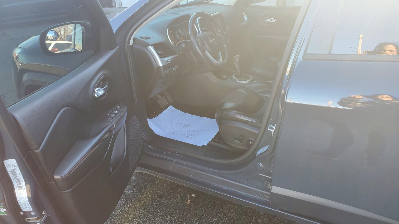 2017 Jeep Cherokee 4WD 4dr Trailhawk-"NO TAX SALE-MAX $2000-LTD TIME - Photo #18