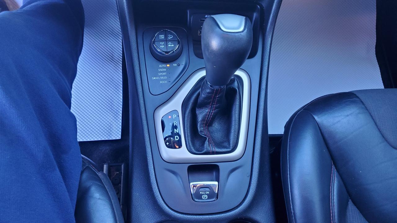 2017 Jeep Cherokee 4WD 4dr Trailhawk-"NO TAX SALE-MAX $2000-LTD TIME - Photo #17